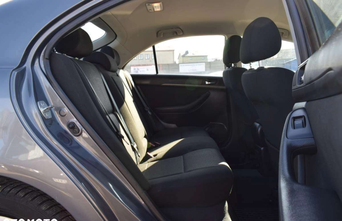 Toyota Avensis cena 19700 przebieg: 217711, rok produkcji 2005 z Gryfów Śląski małe 742